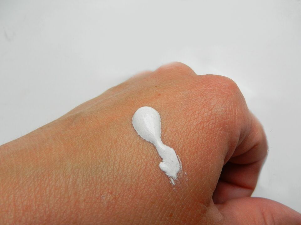 Foto van intenskin-crème bij de hand uit recensie door Elizabeth uit Dublin