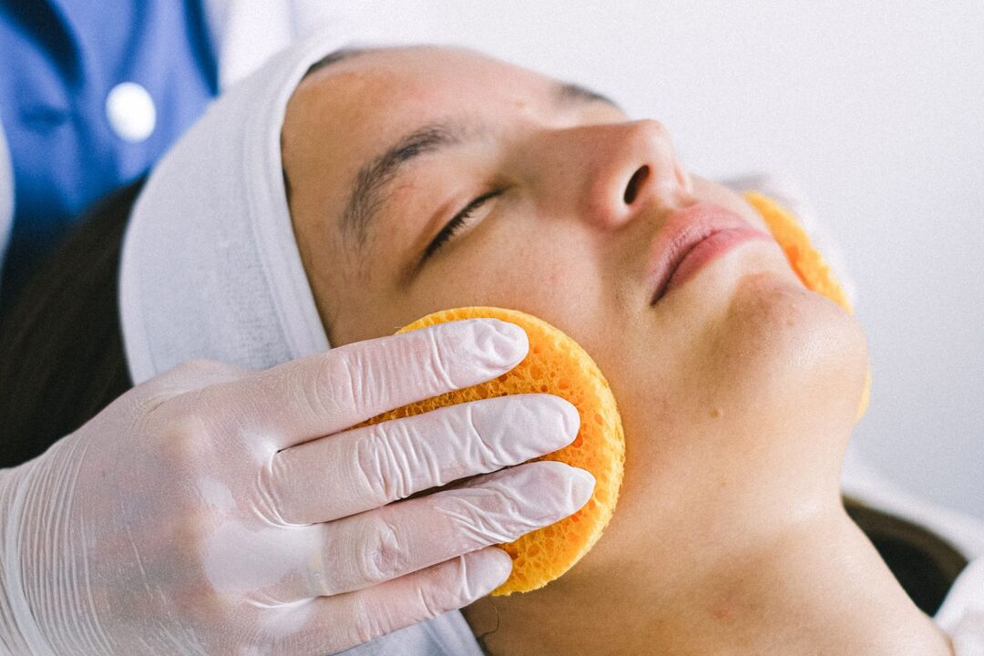 Diepe reiniging van de huid van het gezicht - een noodzakelijke procedure vanaf de leeftijd van 30