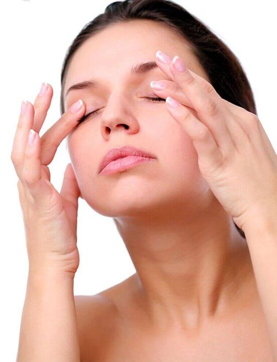 massage van de huid rond de ogen voor verjonging