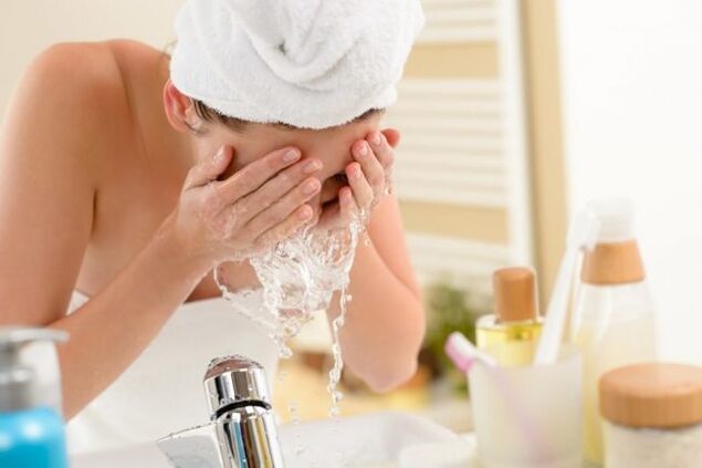 Om je gezicht te wassen, moet je speciale schuimen en gels gebruiken. 